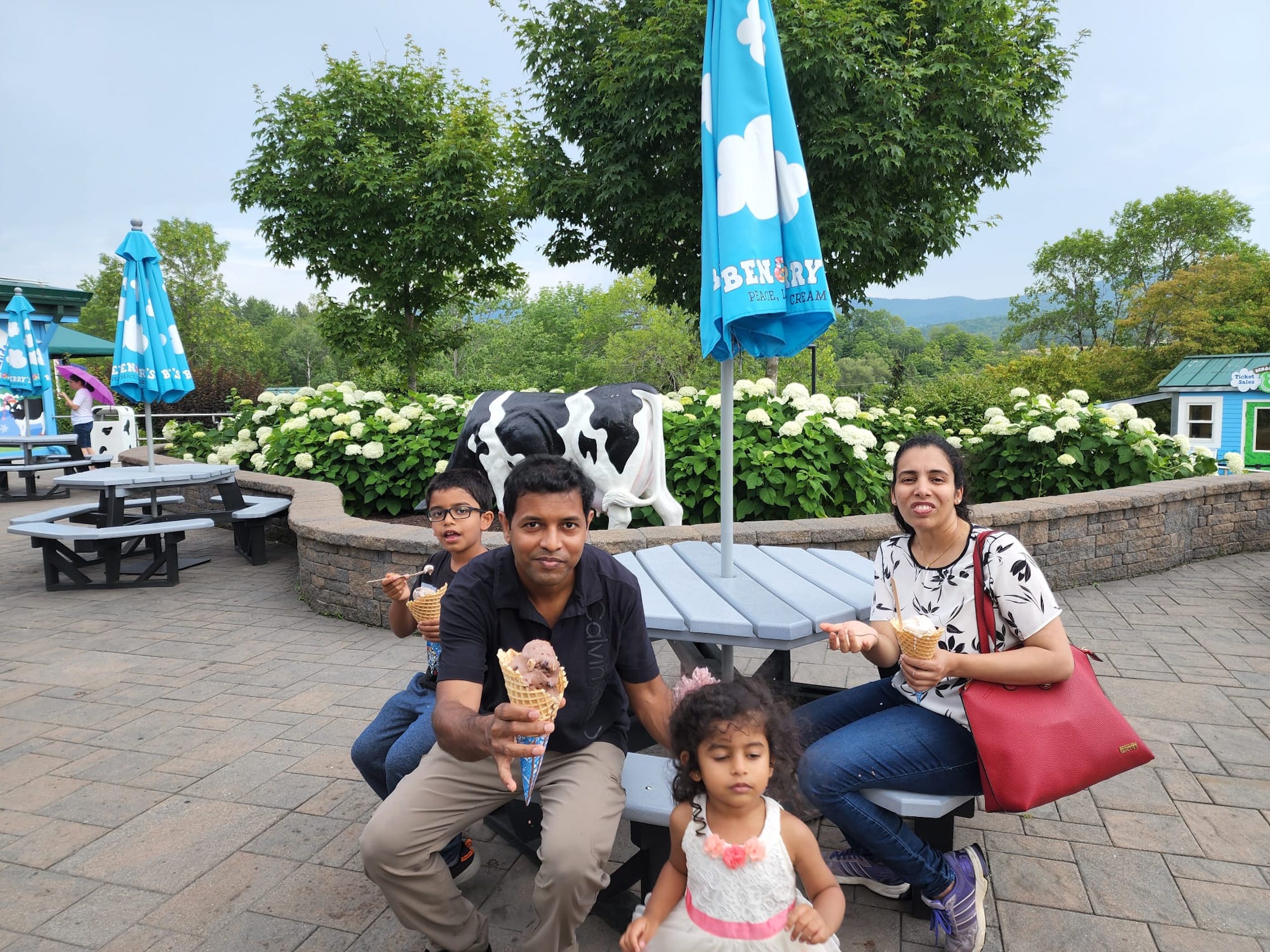 FAMILY WITH ICE CREAM